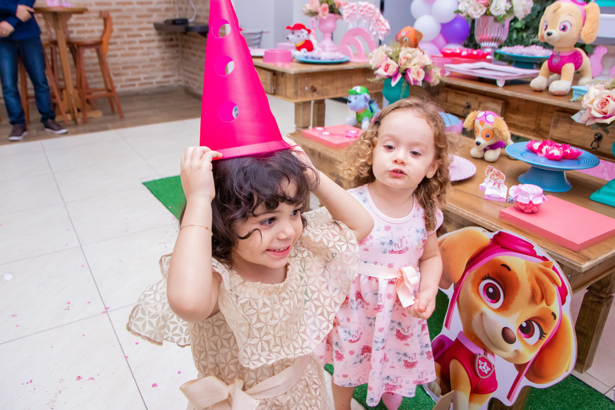 Buffet Pipoca Bauru, aniversariante brincando com chapéu de cone
