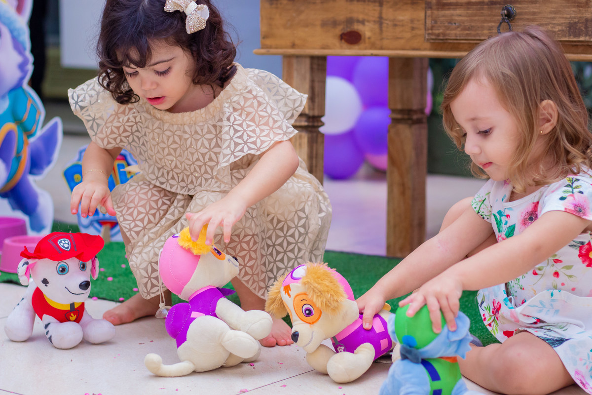 Buffet Pipoca Bauru, aniversariante e sua amiga brincando com ursos da patrulha canina