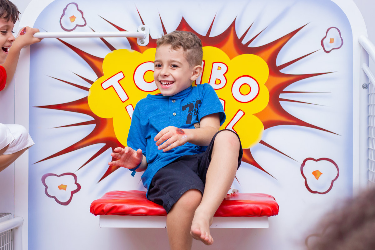 Buffet Pipoca Bauru, aniversário infantil, criança brincando no tombo  legal