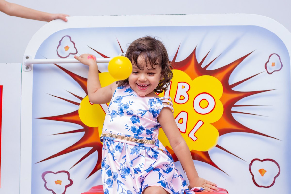 Buffet Pipoca Bauru, aniversário infantil, menina brincando no tombo legal