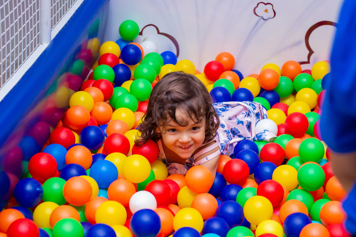 Buffet Pipoca Bauru, aniversário infantil, menina brincando na piscina de bolinhas