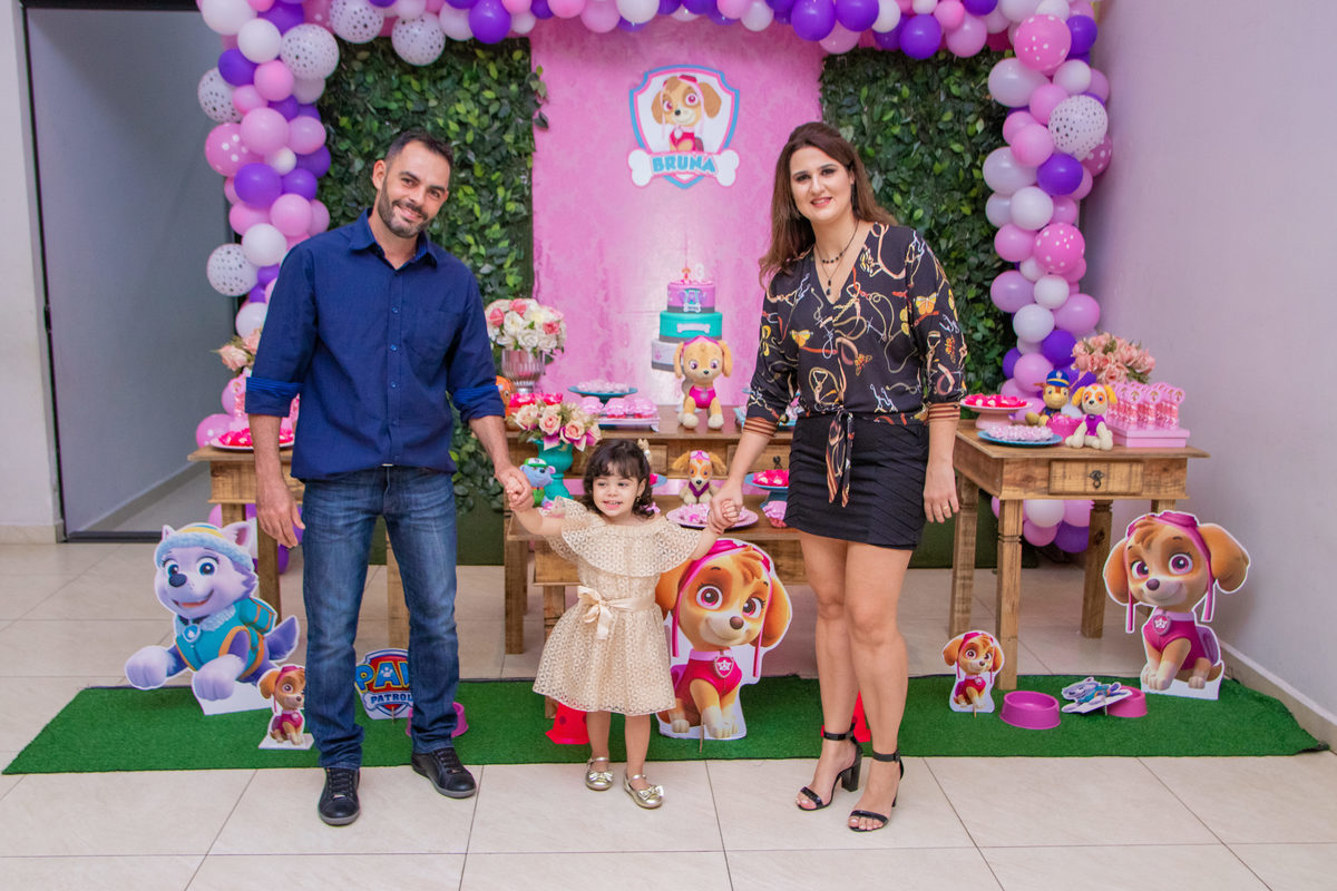 Buffet Pipoca Bauru, aniversário infantil, foto com os pais na decoração