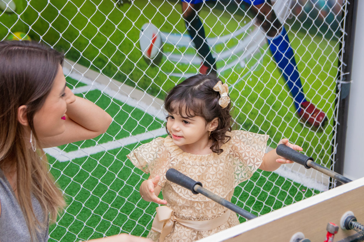 Buffet Pipoca Bauru, aniversário infantil, aniversariante brincando com convidada