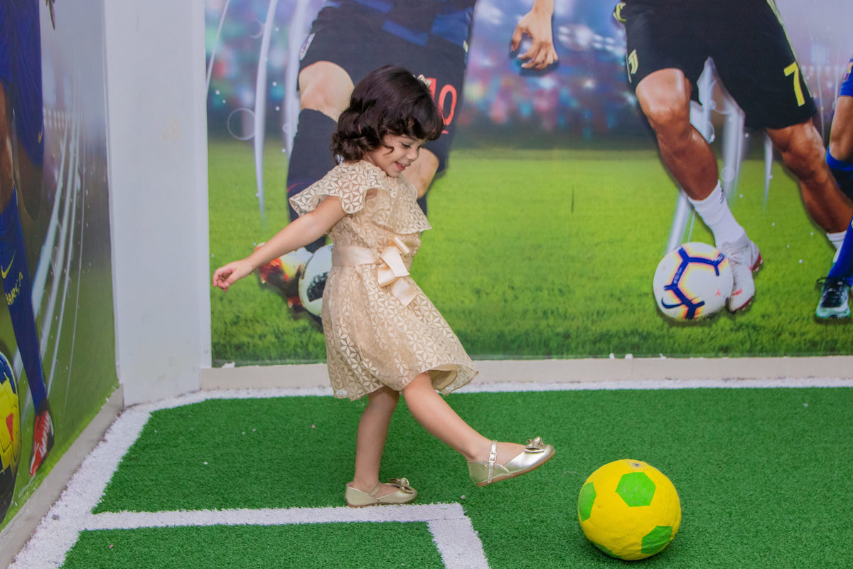 Buffet Pipoca Bauru, aniversário infantil, aniversariante brincando de futebol em sua festa