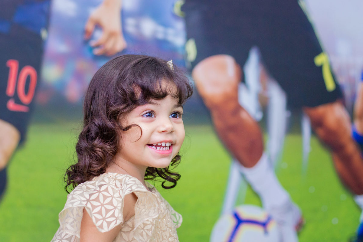 Buffet Pipoca Bauru, aniversário infantil, aniversariante sorrindo ao brincar de futebol