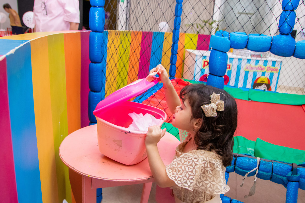 Buffet Pipoca Bauru, aniversário infantil, aniversariante brincando 
