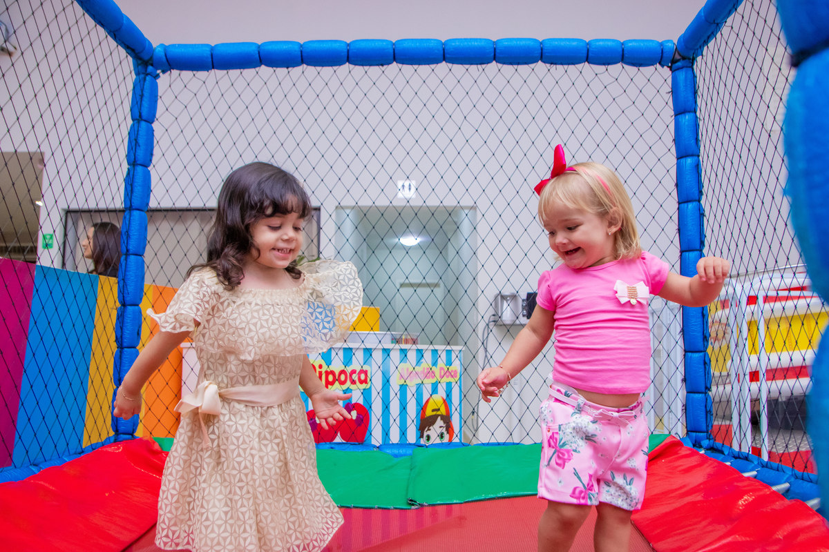 Buffet Pipoca Bauru, aniversariante amigas brincando