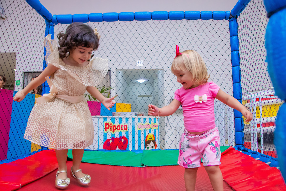 aniversariante e amigas brincando Buffet Pipoca Bauru, no pula pula