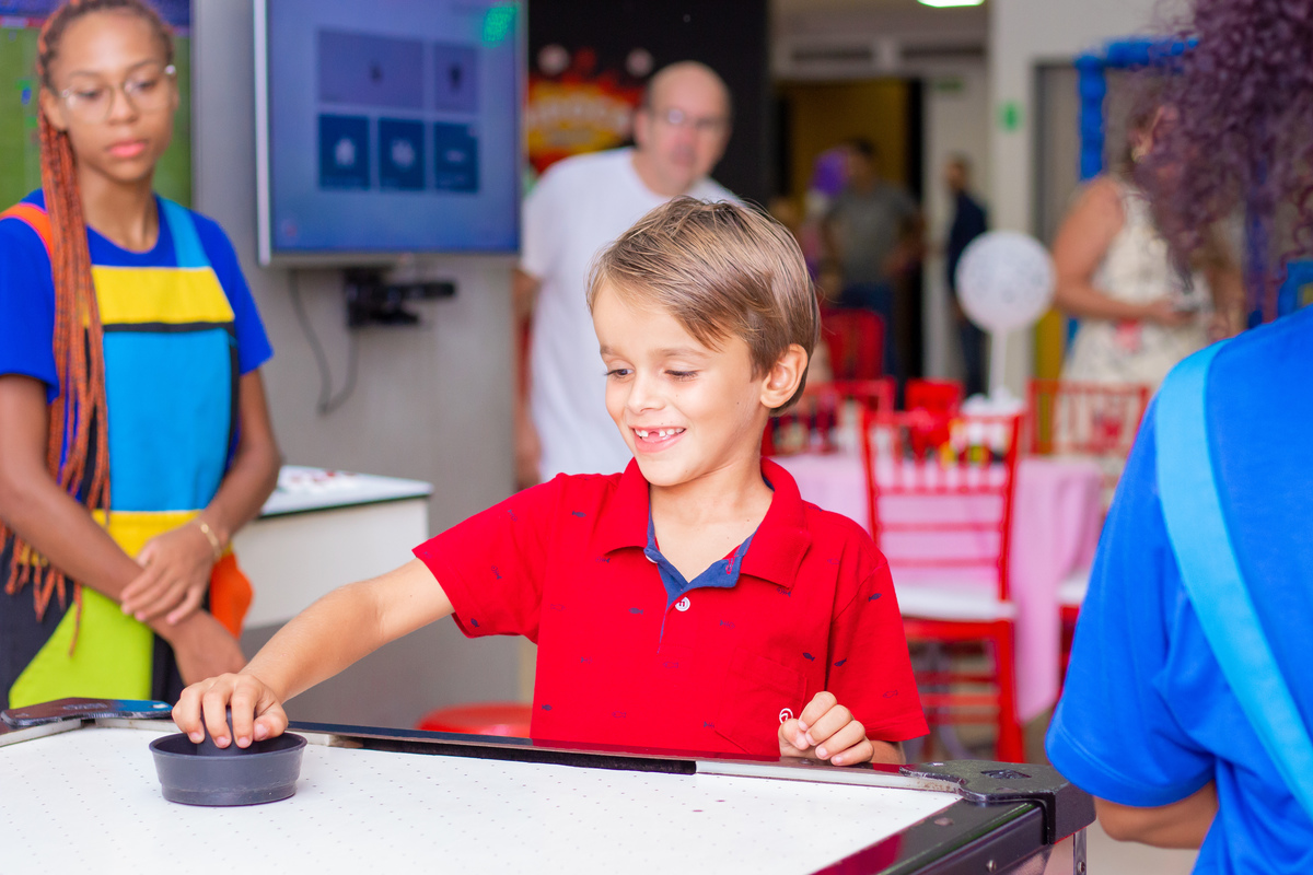Buffet Pipoca Bauru, aniversário infantil, criança brincando no air hockey
