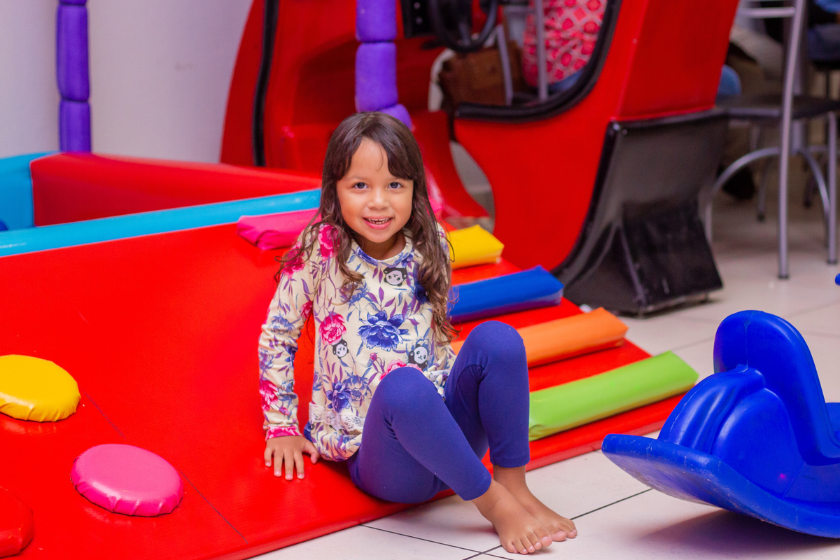 Buffet Looping Bauru, aniversário infantil, menina sorrindo para a foto