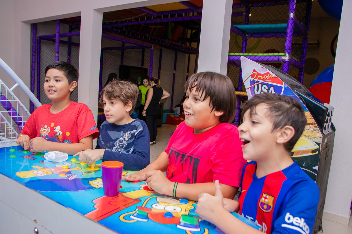Buffet Looping Bauru, aniversário infantil, amigos brincando no video game