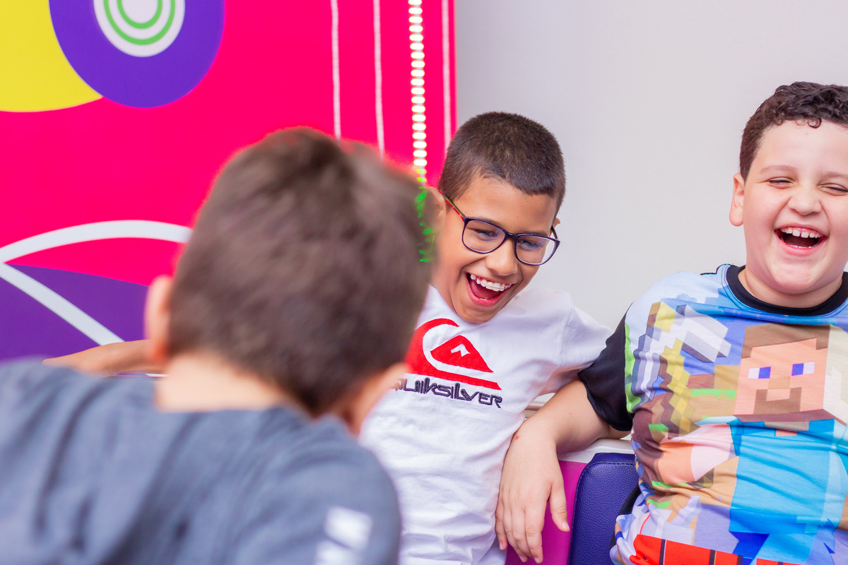 Buffet Looping Bauru,aniversário infantil, aniversariante e amigo sorrindo na la bamba