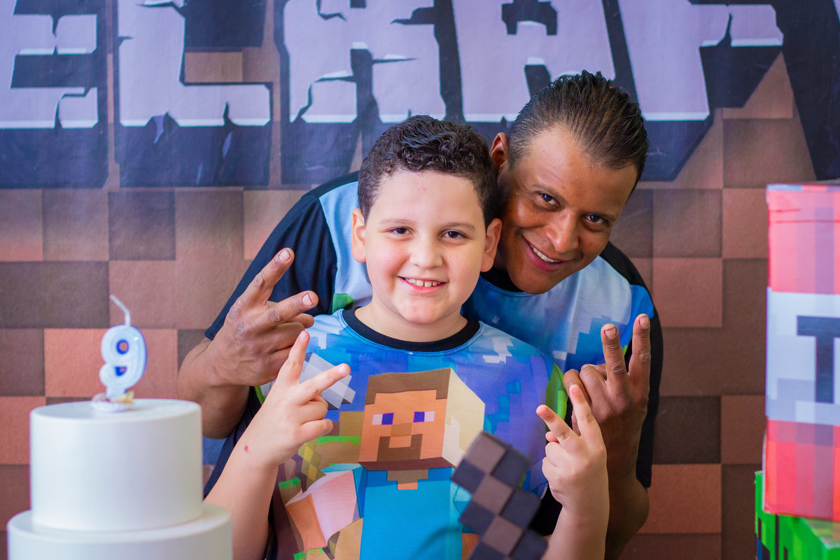 Buffet Looping Bauru, Aniversariante e seu pai na mesa do bolo