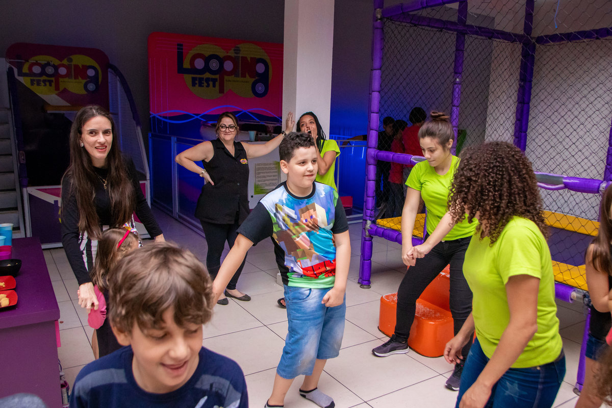 Buffet Looping Bauru, aniversário infantil, aniversariante e amigos dançando
