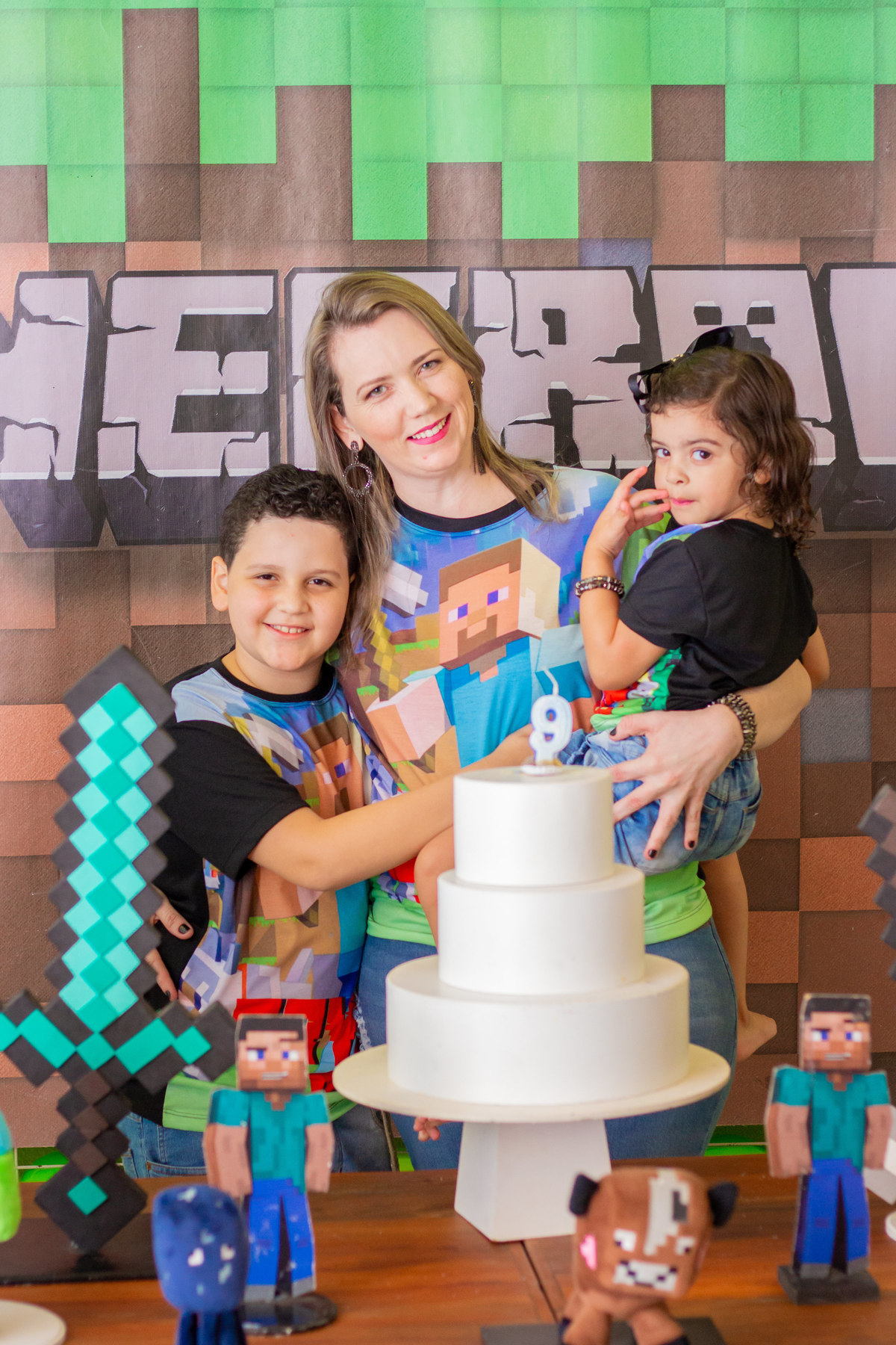 Buffet Looping Bauru, Aniversariante com sua família na mesa do bolo