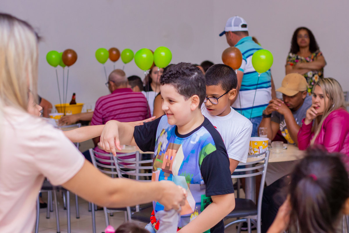 Buffet Looping Bauru, aniversário infantil, aniversariante dançando em sua festa