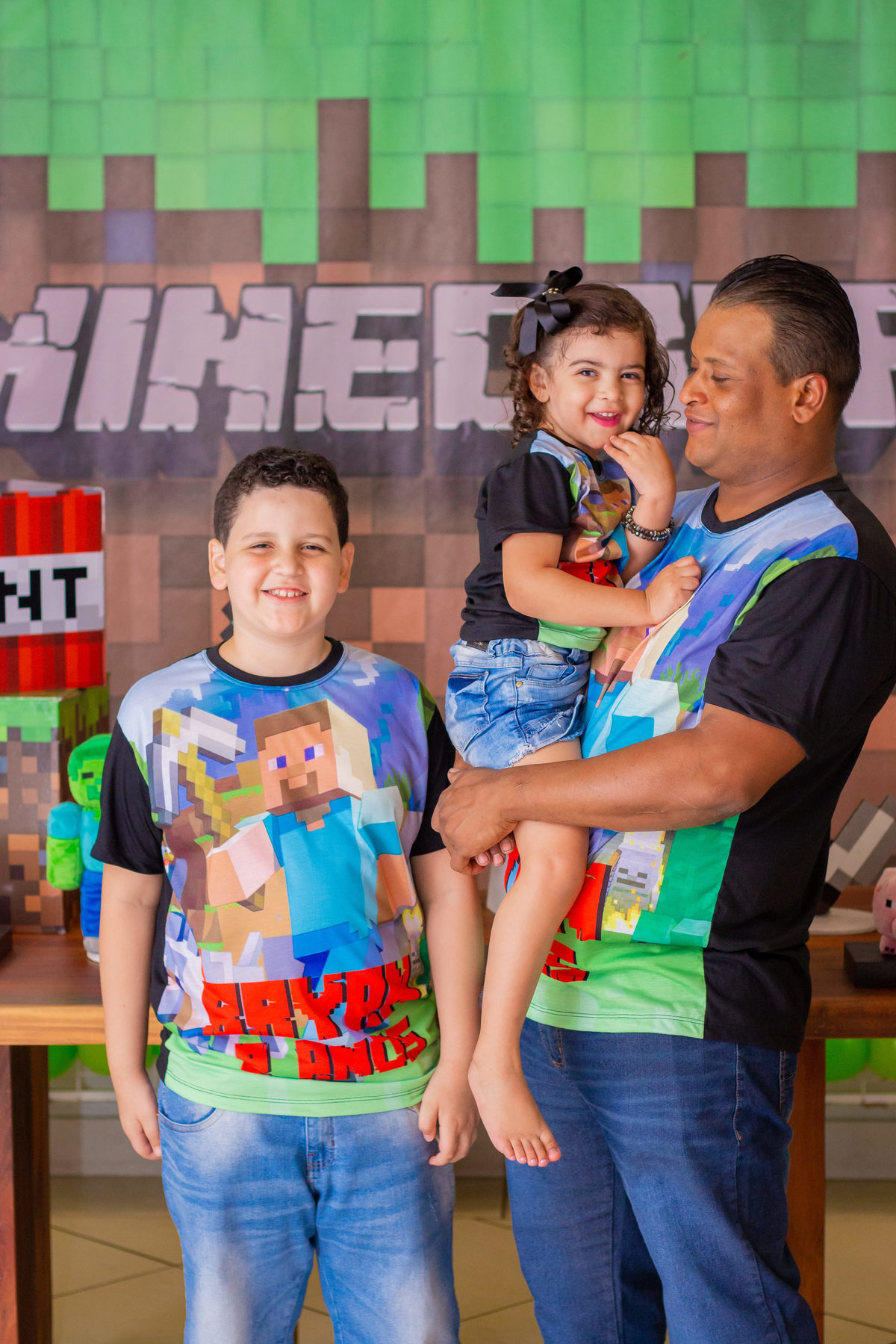 Buffet Looping Bauru, Aniversário infantil. aniversariante posando para a foto na mesa do bolo