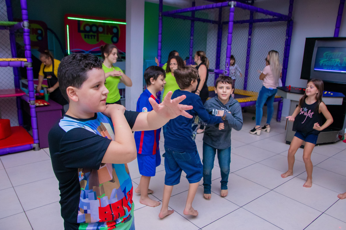 Buffet Looping Bauru, aniversário infantil, amigos dançando em aniversário