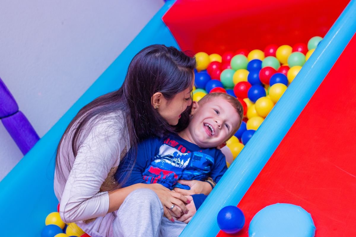 Buffet Looping Bauru, aniversário infantil, mãe e filho brincando na piscina de bolinhas