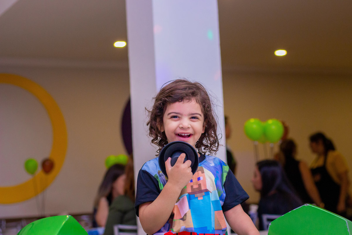 Buffet Looping Bauru, aniversário infantil, menina brincando no air hockey