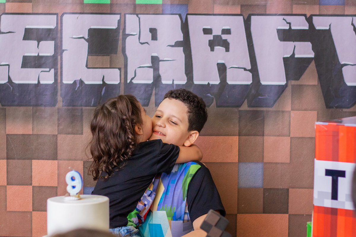 Buffet Looping Bauru, aniversário infantil, irmãos na mesa do bolo