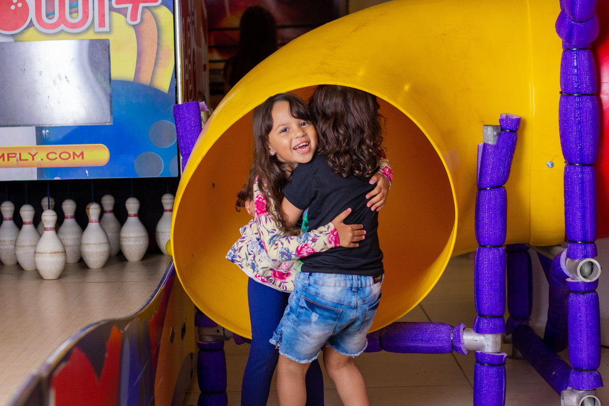 Buffet Looping Bauru, aniversário infantil, amigas se abraçando no escorregador