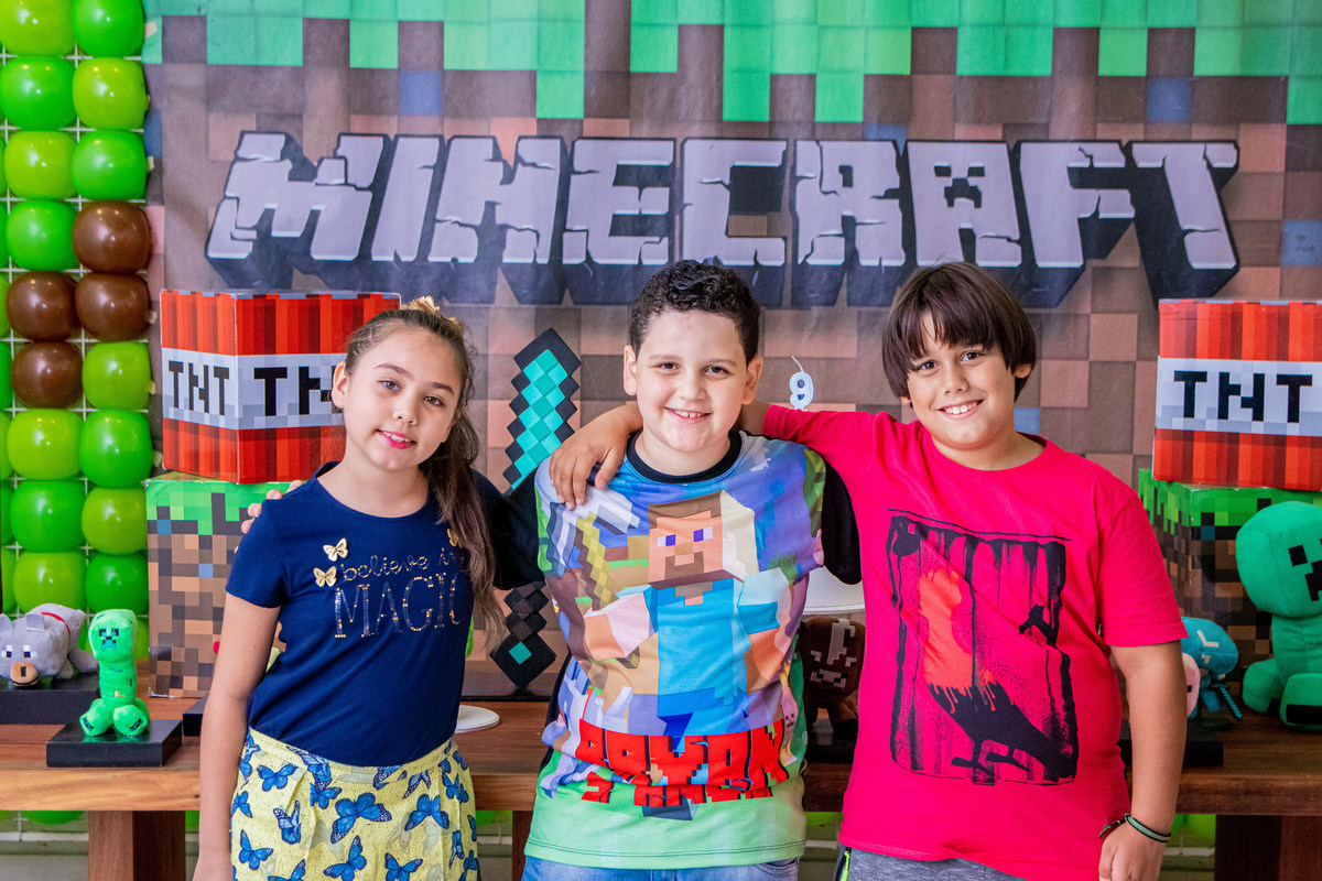 Buffet Looping Bauru, aniversariante com seus amigos na mesa do bolo