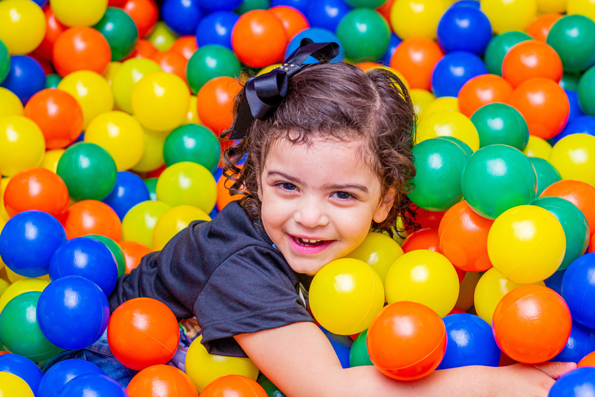 Buffet Looping Bauru, aniversário infantil, criança brincando na piscina de bolinhas