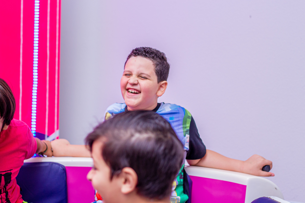 Buffet Looping Bauru, aniversário infantil, aniversariante sorrindo na la bamba