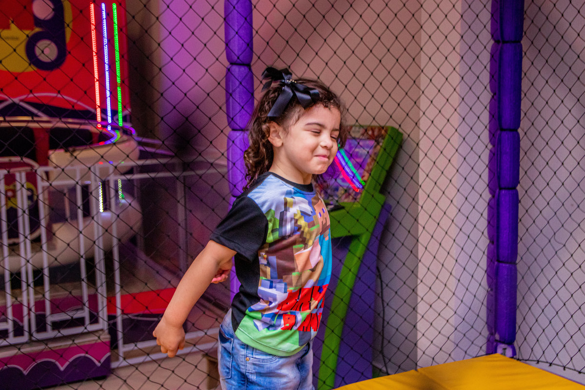 Buffet Looping Bauru, aniversário infantil, criança brincando no pula pula