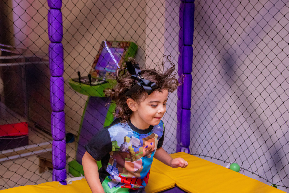 Buffet Looping Bauru, aniversário infantil, menina brincando no pula pula
