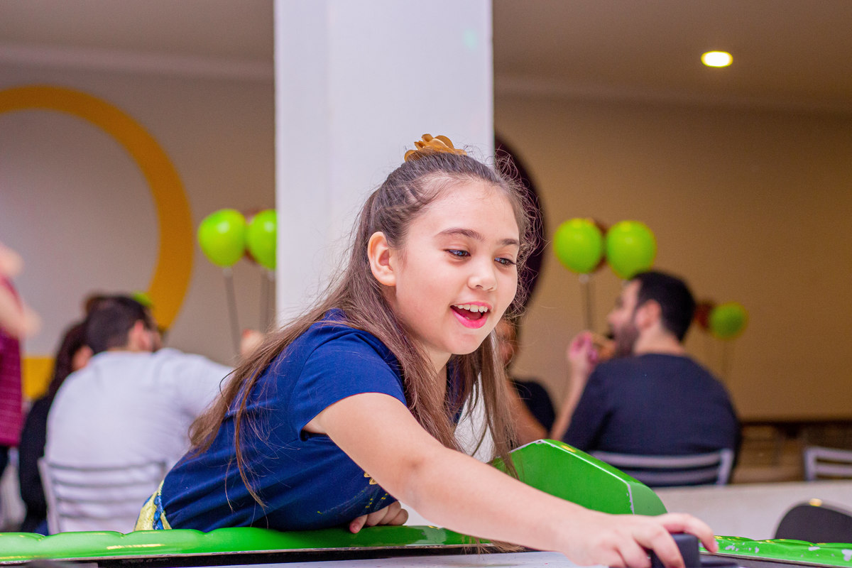 Buffet Looping Bauru, aniversário infantil, menina brincando no air hockey