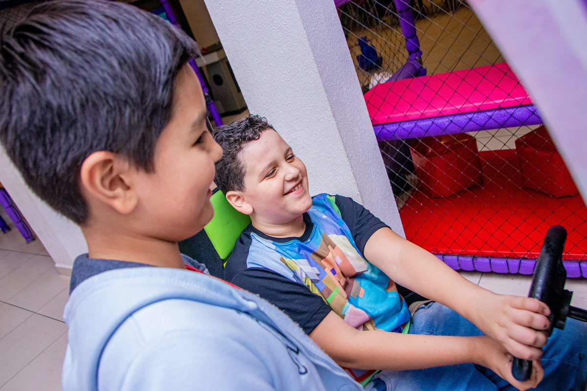 Buffet Looping Bauru, aniversário infantil, aniversariante brincando de dirigir