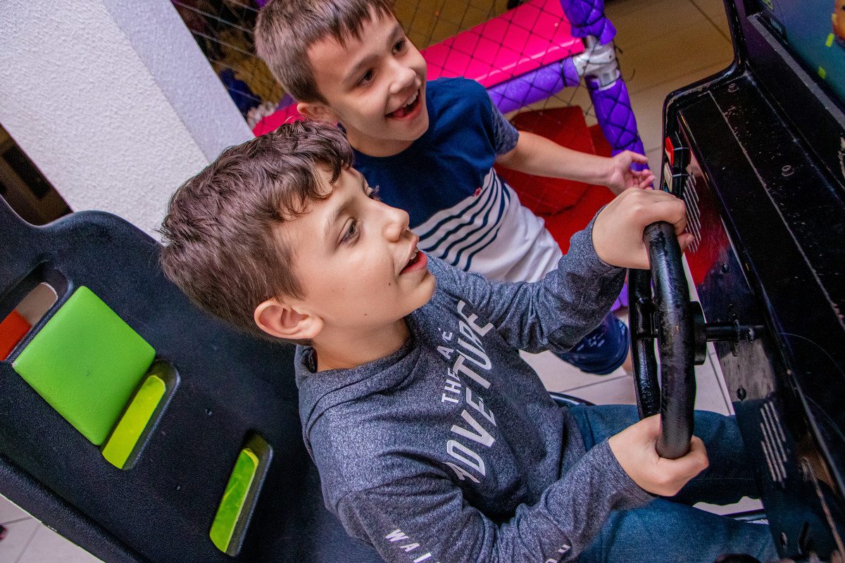 Buffet Looping Bauru, aniversário infantil, amigos brincando de dirigir