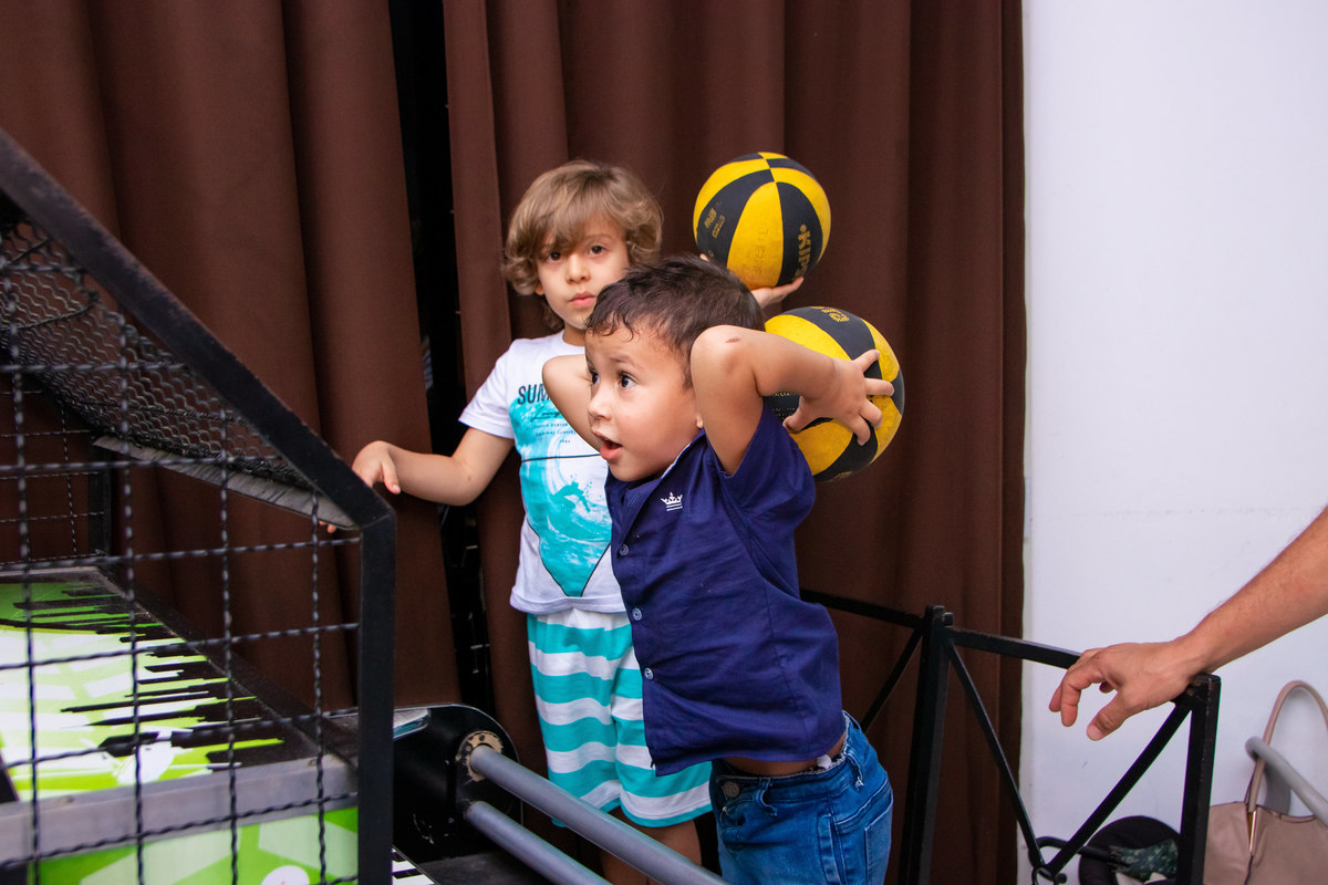 Dinolândia Buffet Infantil, aniversário infantil Bauru, anivesário a bela e a fera, meninos brincando de basquete