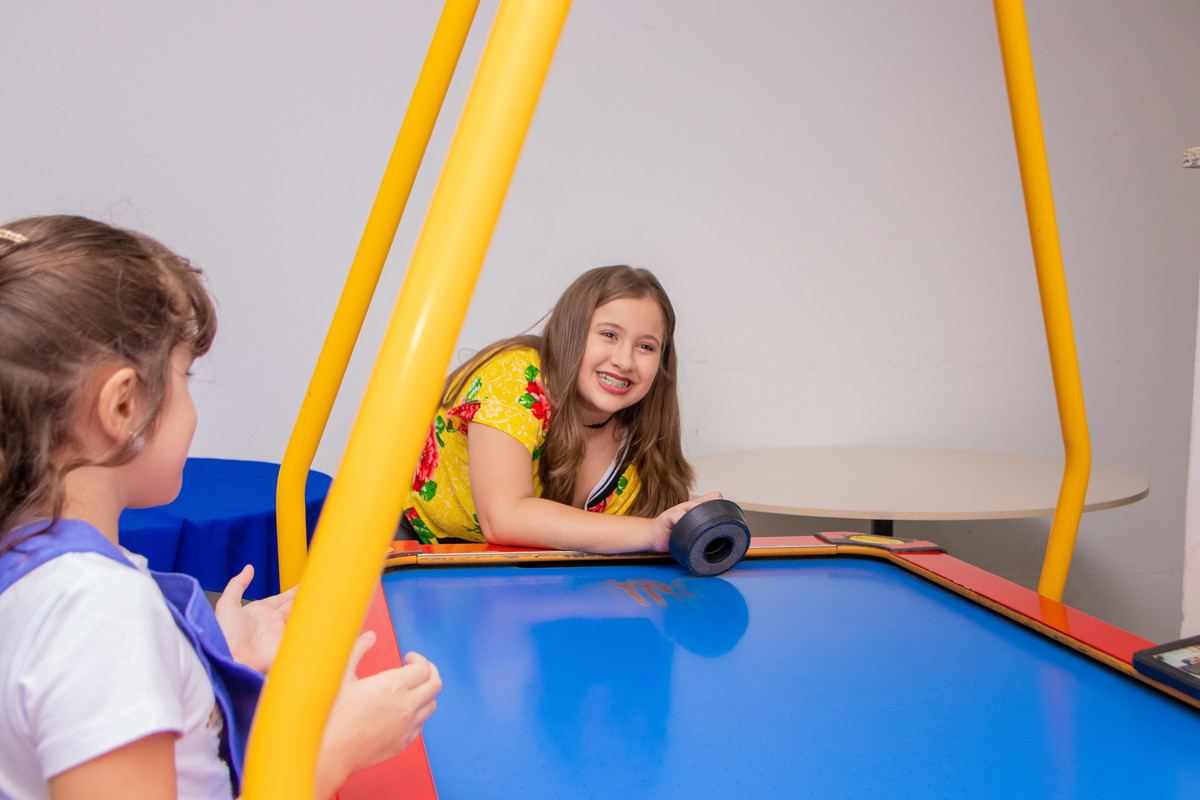 Dinolândia Buffet Infantil, aniversário infantil Bauru, anivesário a bela e a fera, amigas brincando no airhockey