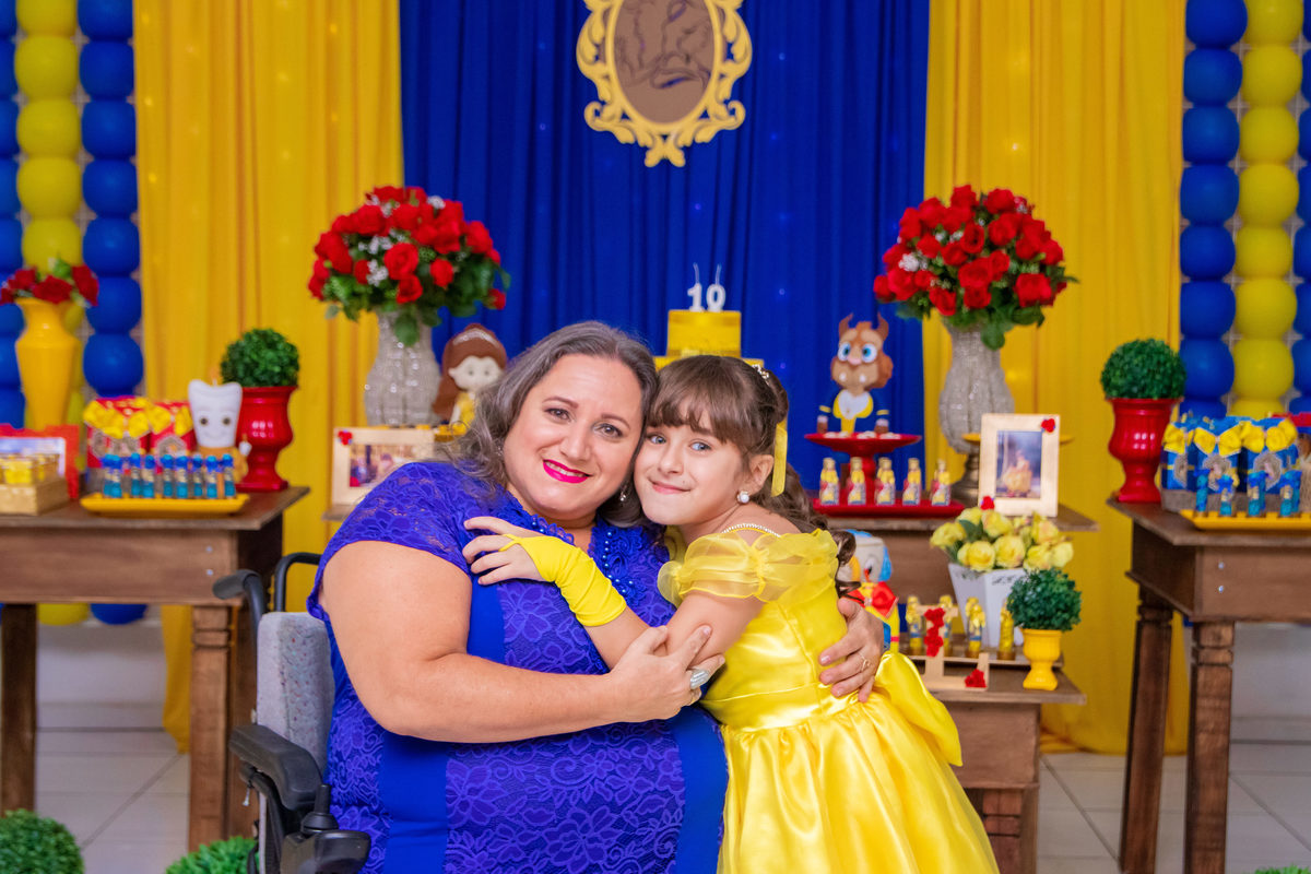 Dinolândia Buffet Infantil, aniversário infantil Bauru, anivesário a bela e a fera, mãe e filha se abraçando em aniversário