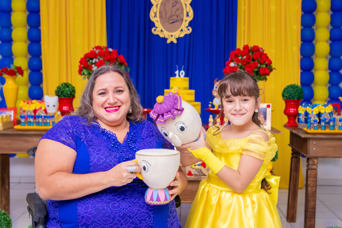Dinolândia Buffet Infantil, aniversário infantil Bauru, anivesário a bela e a feram mãe e filha brincando de tomar chá em aniversário