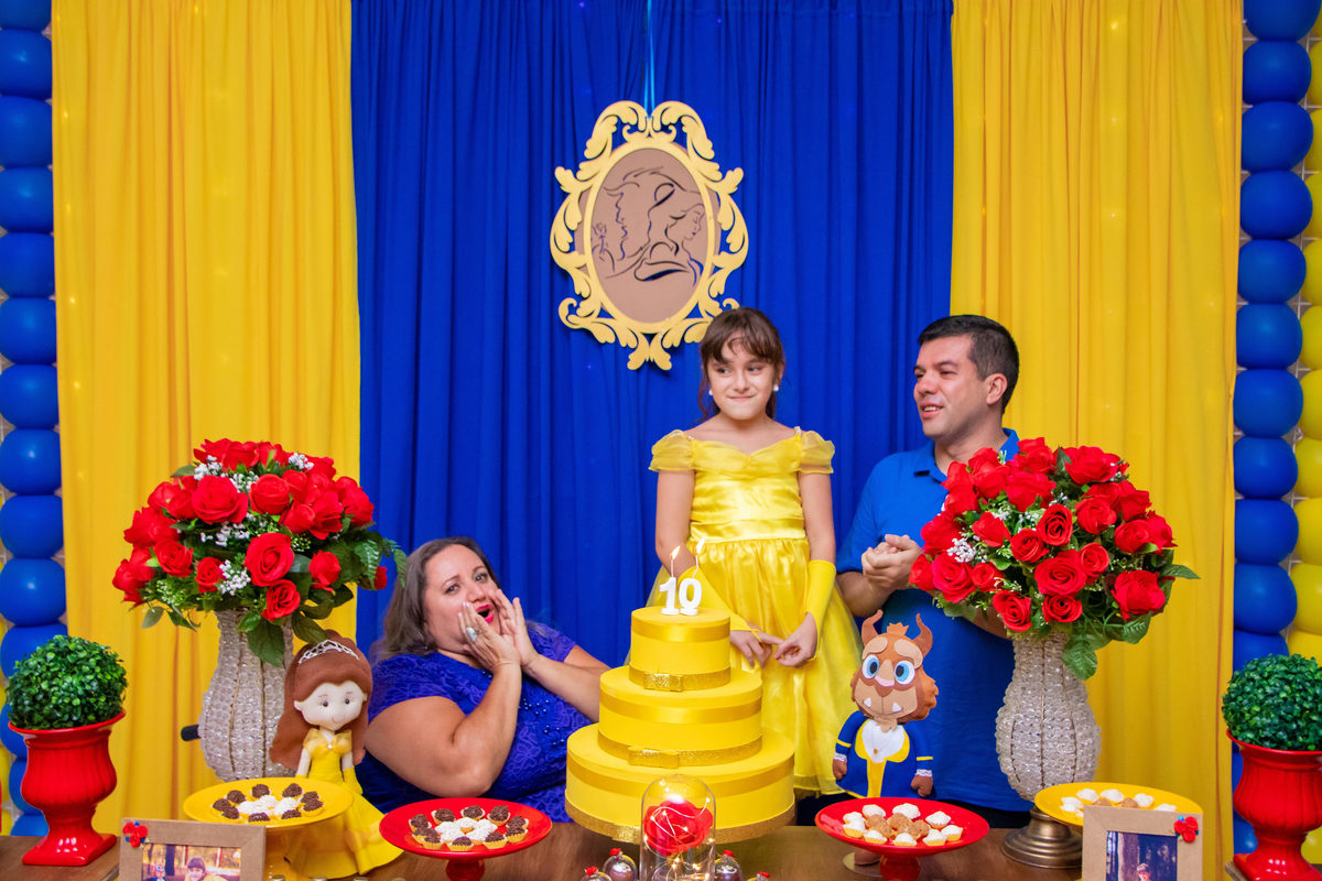 Dinolândia Buffet Infantil, aniversário infantil Bauru, anivesário a bela e a fera, pais e filha cantando parabéns