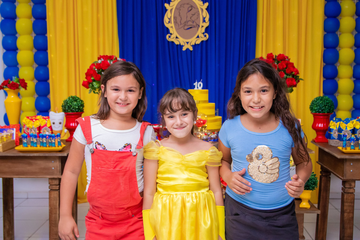 Dinolândia Buffet Infantil, aniversário infantil Bauru, anivesário a bela e a fera, amigas reunidas tirando foto