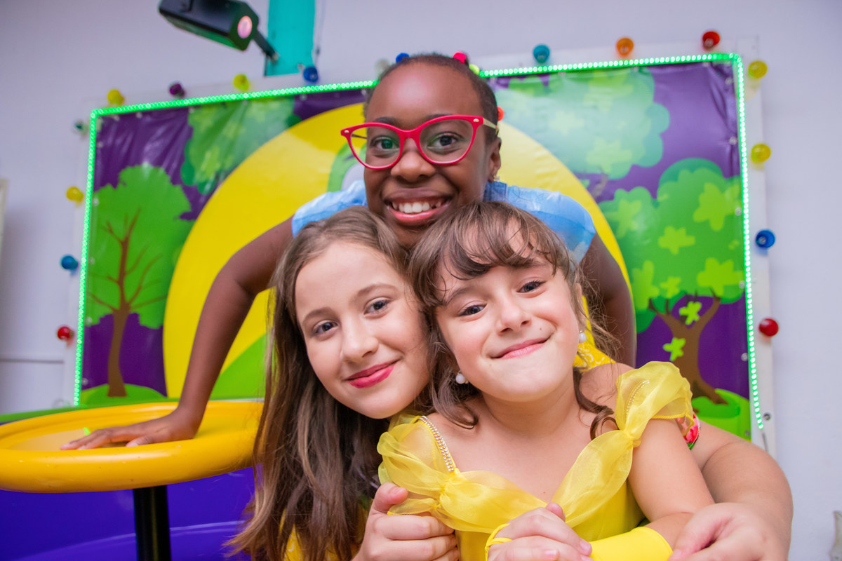 Dinolândia Buffet Infantil, aniversário infantil Bauru, anivesário a bela e a fera, amigas sorrindo e tirando foto