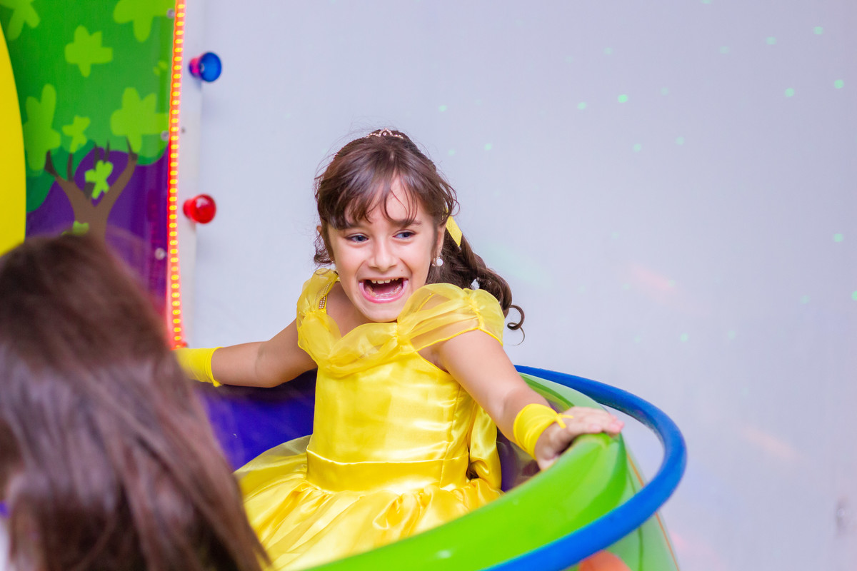 Dinolândia Buffet Infantil, aniversário infantil Bauru, anivesário a bela e a fera, aniversariante brincando em sua festa
