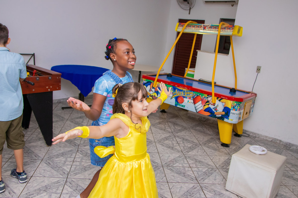 Dinolândia Buffet Infantil, aniversário infantil Bauru, anivesário a bela e a fera, aniversariante e amiga brincando em aniversário
