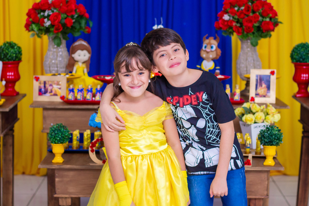 Dinolândia Buffet Infantil, aniversário infantil Bauru, anivesário a bela e a fera, aniversariante e amigo sorrindo para a foto