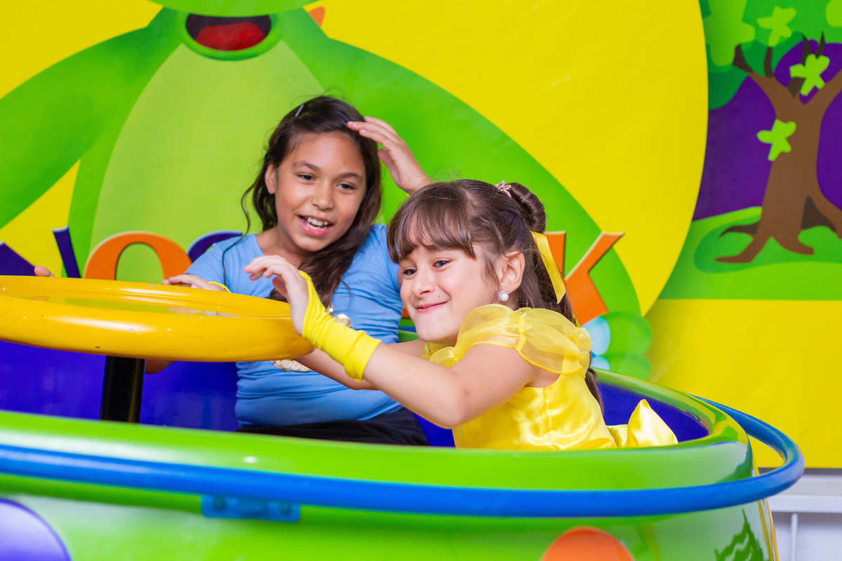 Dinolândia Buffet Infantil, aniversário infantil Bauru, anivesário a bela e a fera, aniversariante e amigas brincando no roda roda