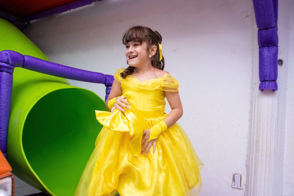 Dinolândia Buffet Infantil, aniversário infantil Bauru, anivesário a bela e a fera, aniversariante brincando de escorregar