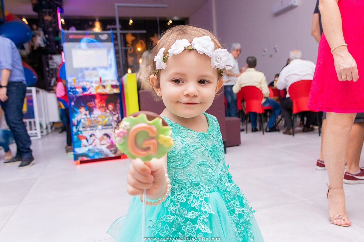 buffet pipoca 2 bauru, aniversário fada, criança comendo pirulito de chocolate, pirulito de chocolate personalizado, tiara de flores