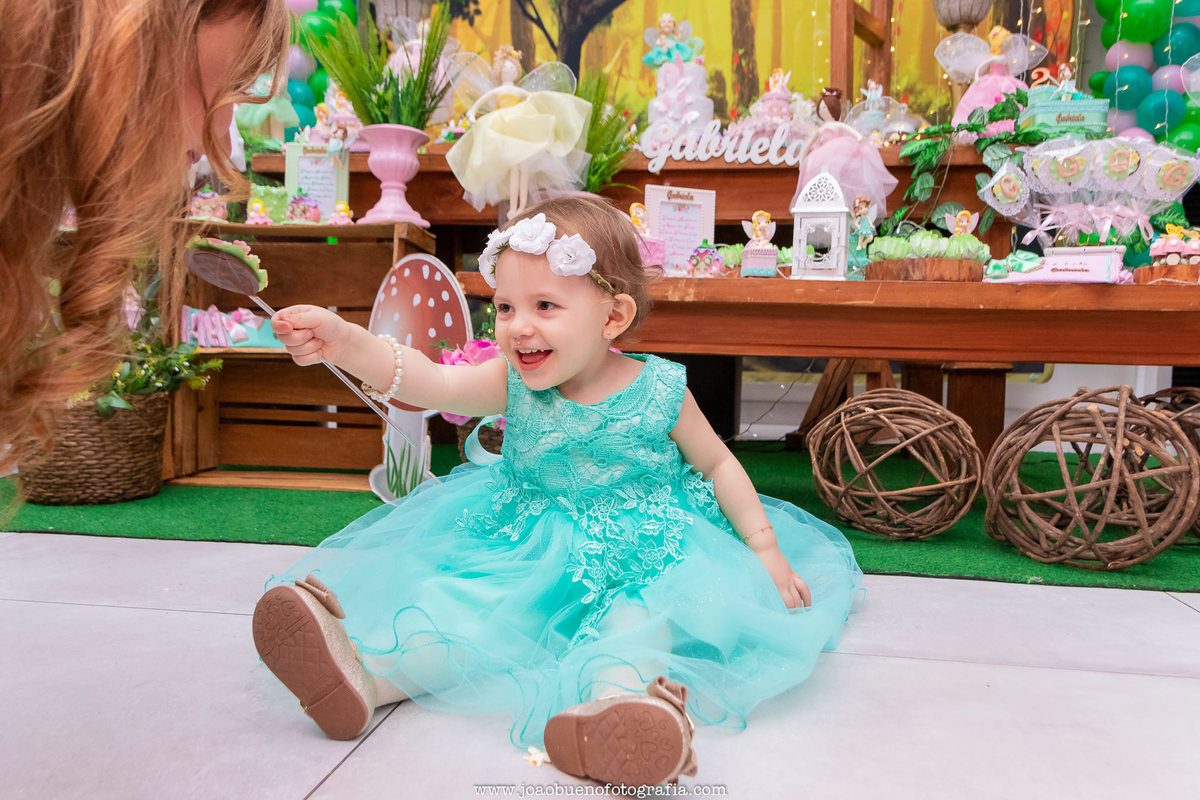 buffet pipoca 2 bauru, aniversário fada, filha oferecendo doce para a mãe, mãe e filha brincando