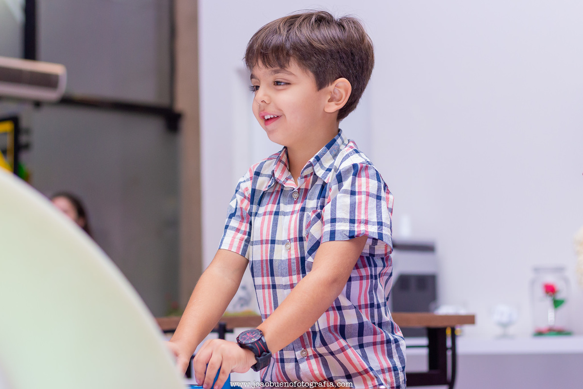 buffet pipoca 2 bauru, aniversário fada, menino brincando no airhockey, camisa xadrez infantil