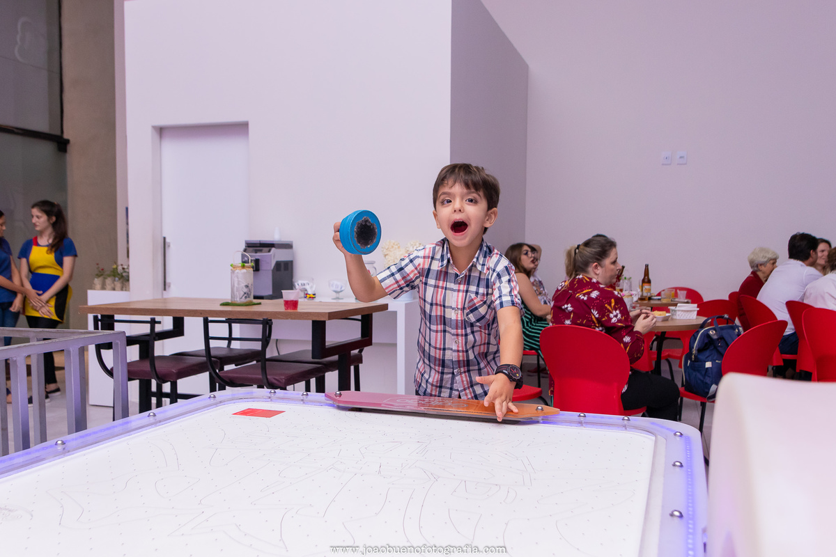 buffet pipoca 2 bauru, aniversário fada, criança brincando no airhockey, comemorando no airhockey 